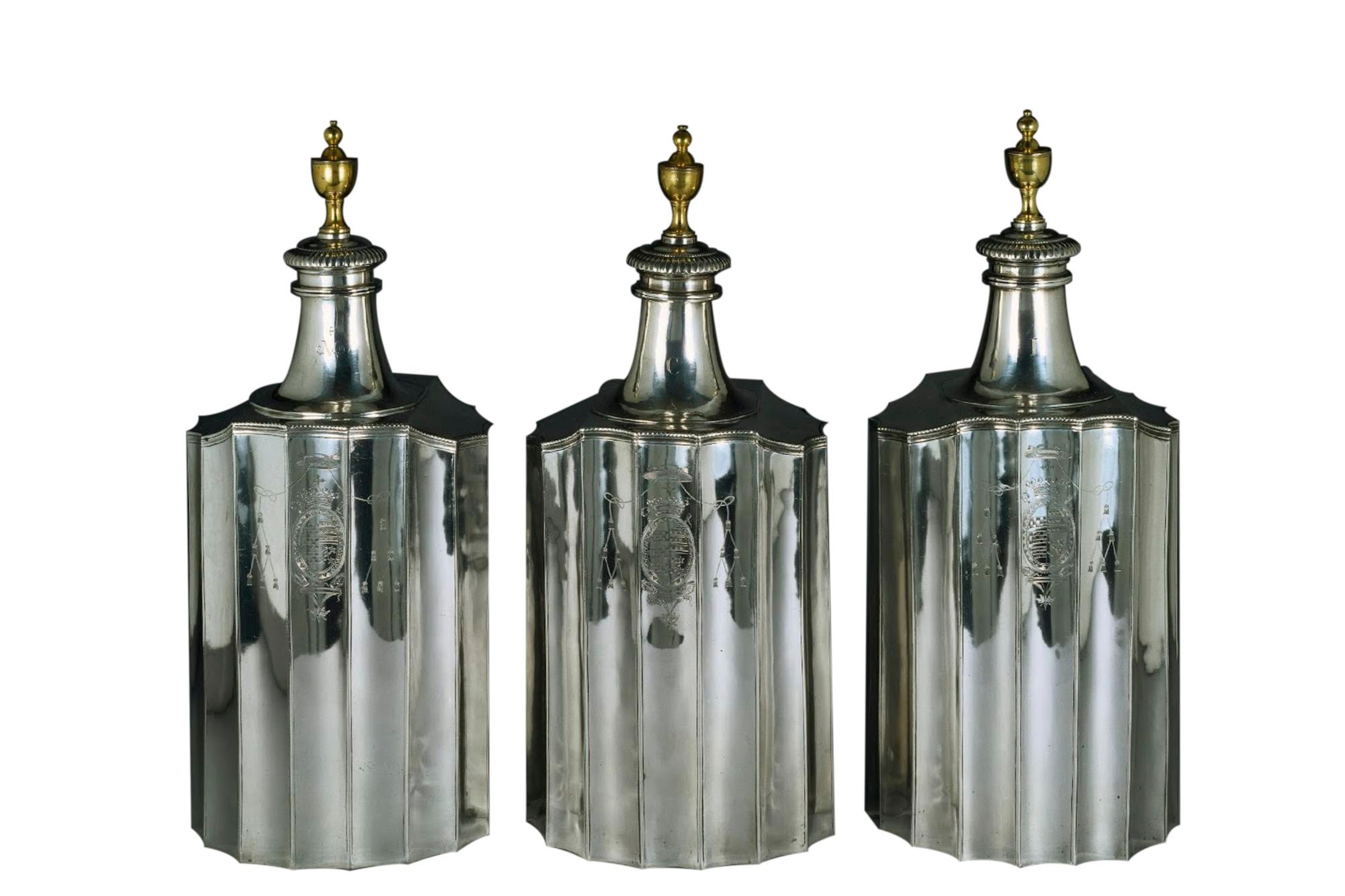 3 âmbulas de grande formato em prata lisa