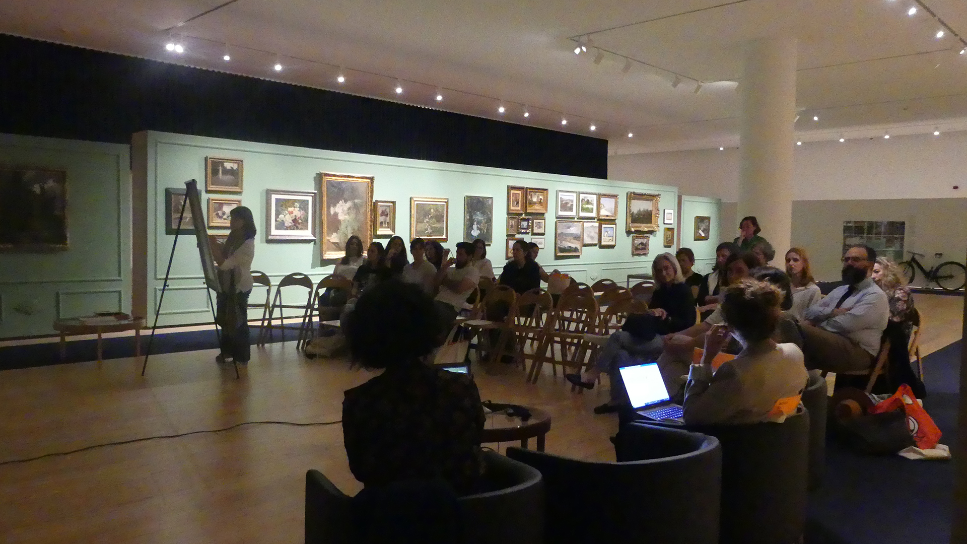 Sala da exposição VIDA E SEGRESO AURÉLIA DE SOUZA 1866-1922