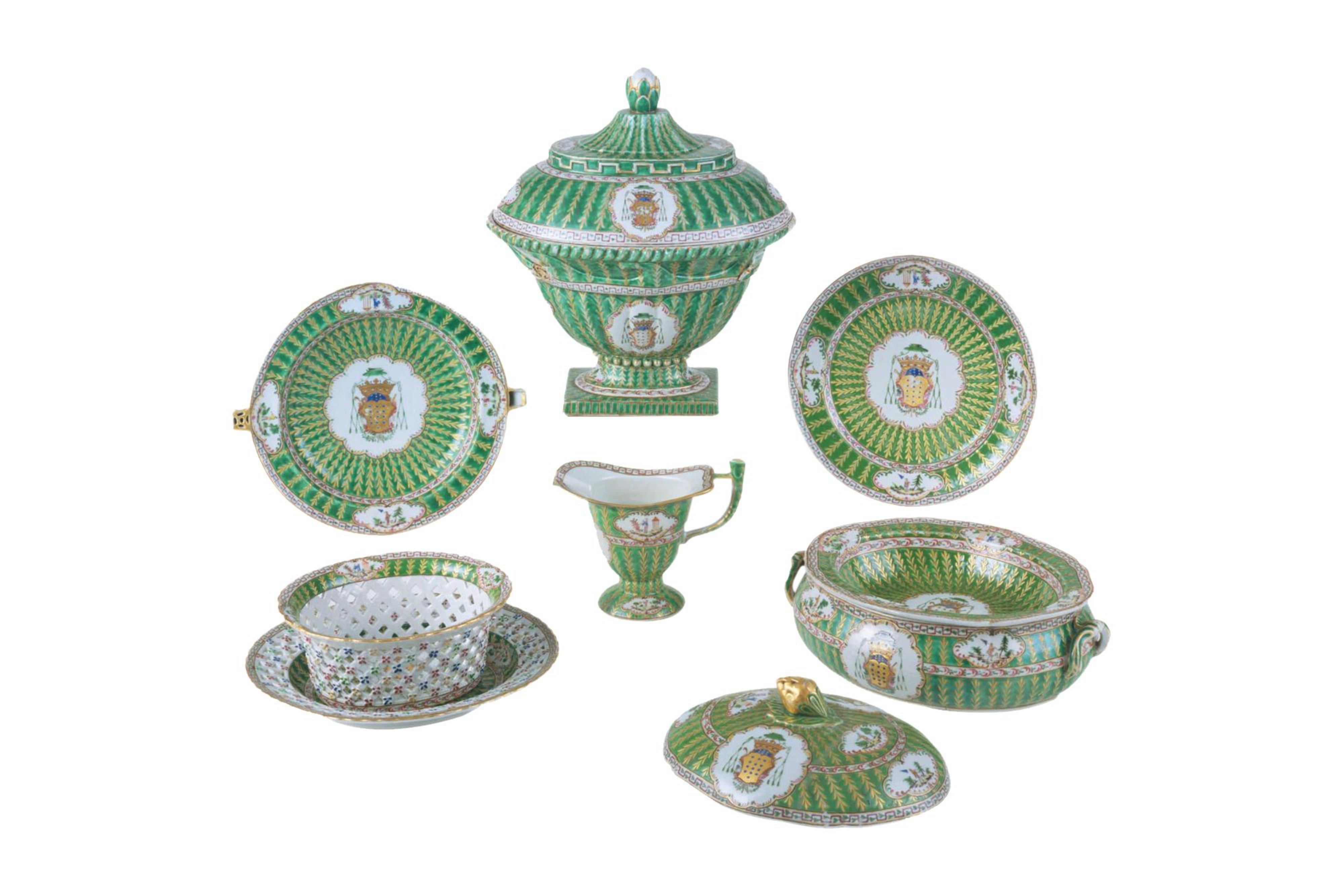 Serviço de mesa em porcelana, composto por sete peças