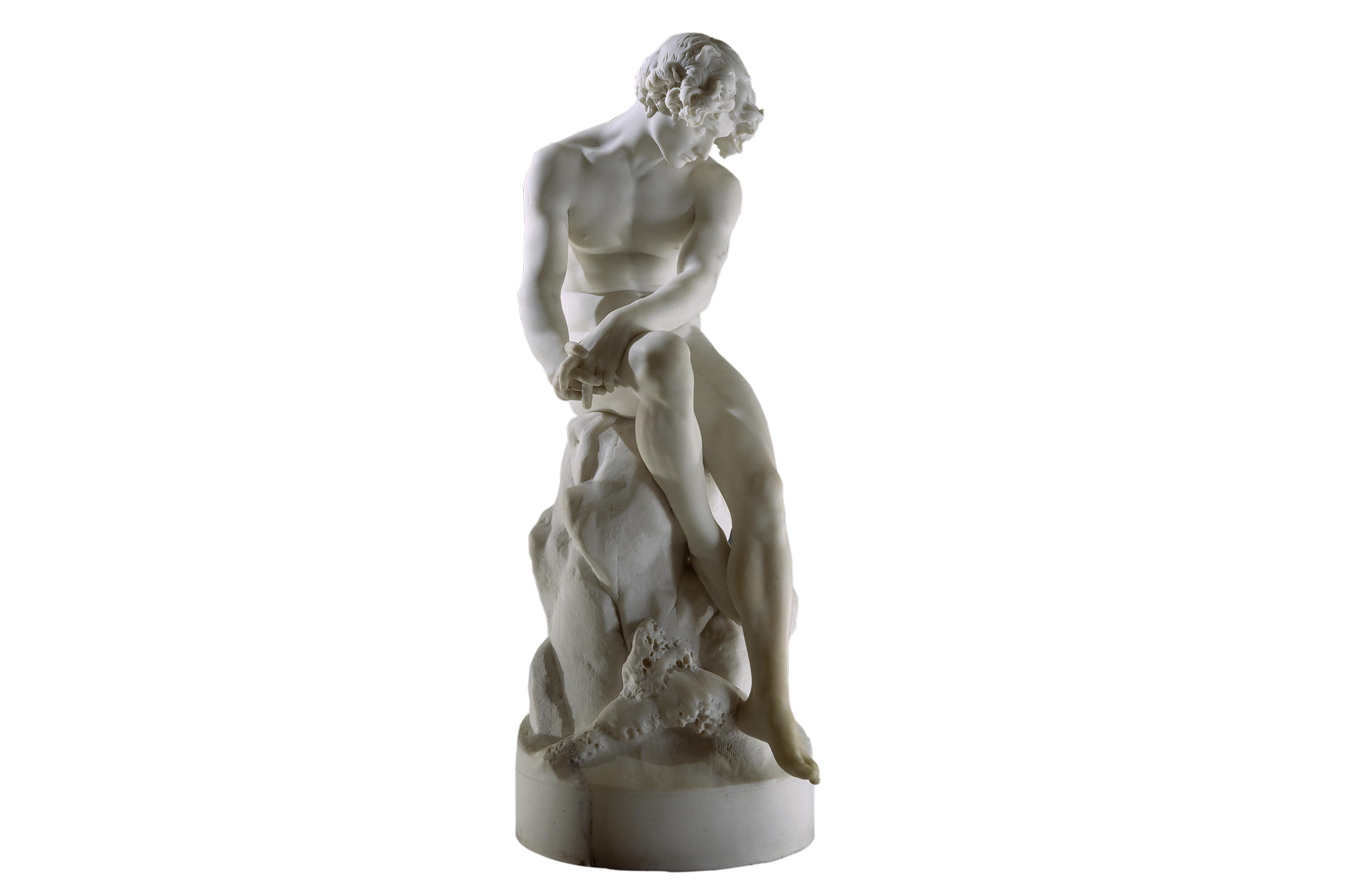 Escultura em mármore de figura masculina representando um jovem, em tamanho natural, sentado num rochedo onde bate uma onda do mar
