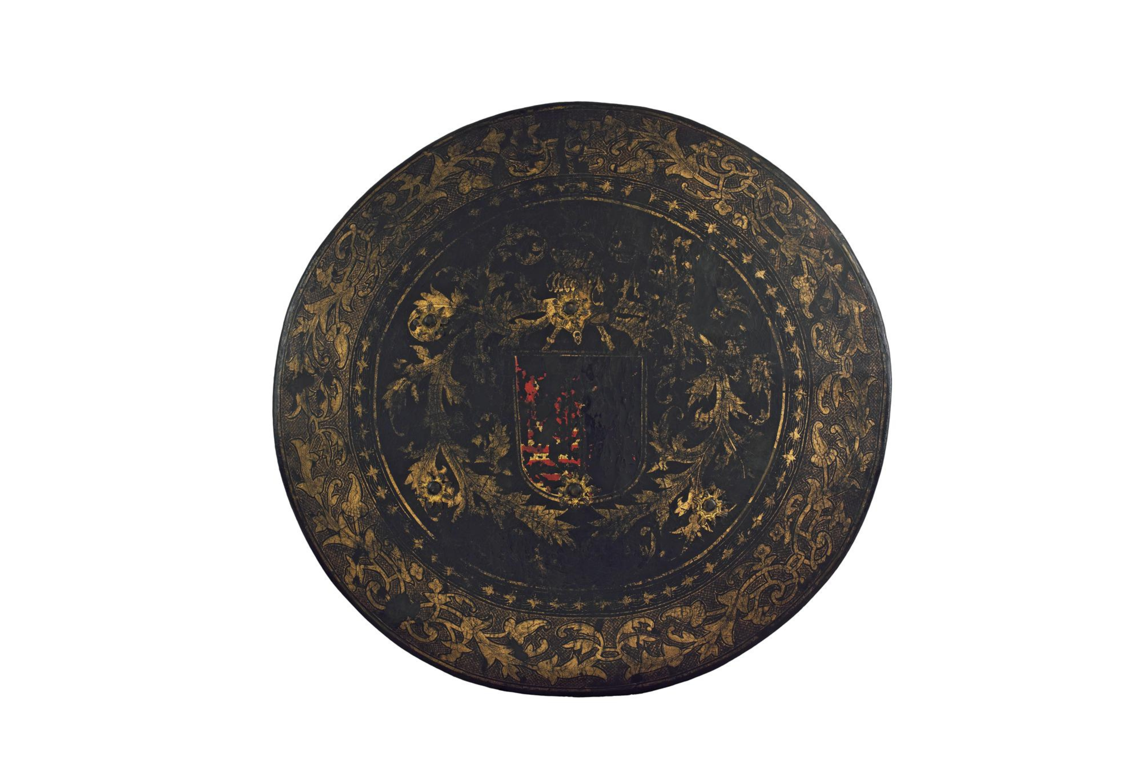 Escudo de aparato em forma circular e curvo, em madeira revestida a couro, lacado a negro com ornamentação a dourado e vermelho