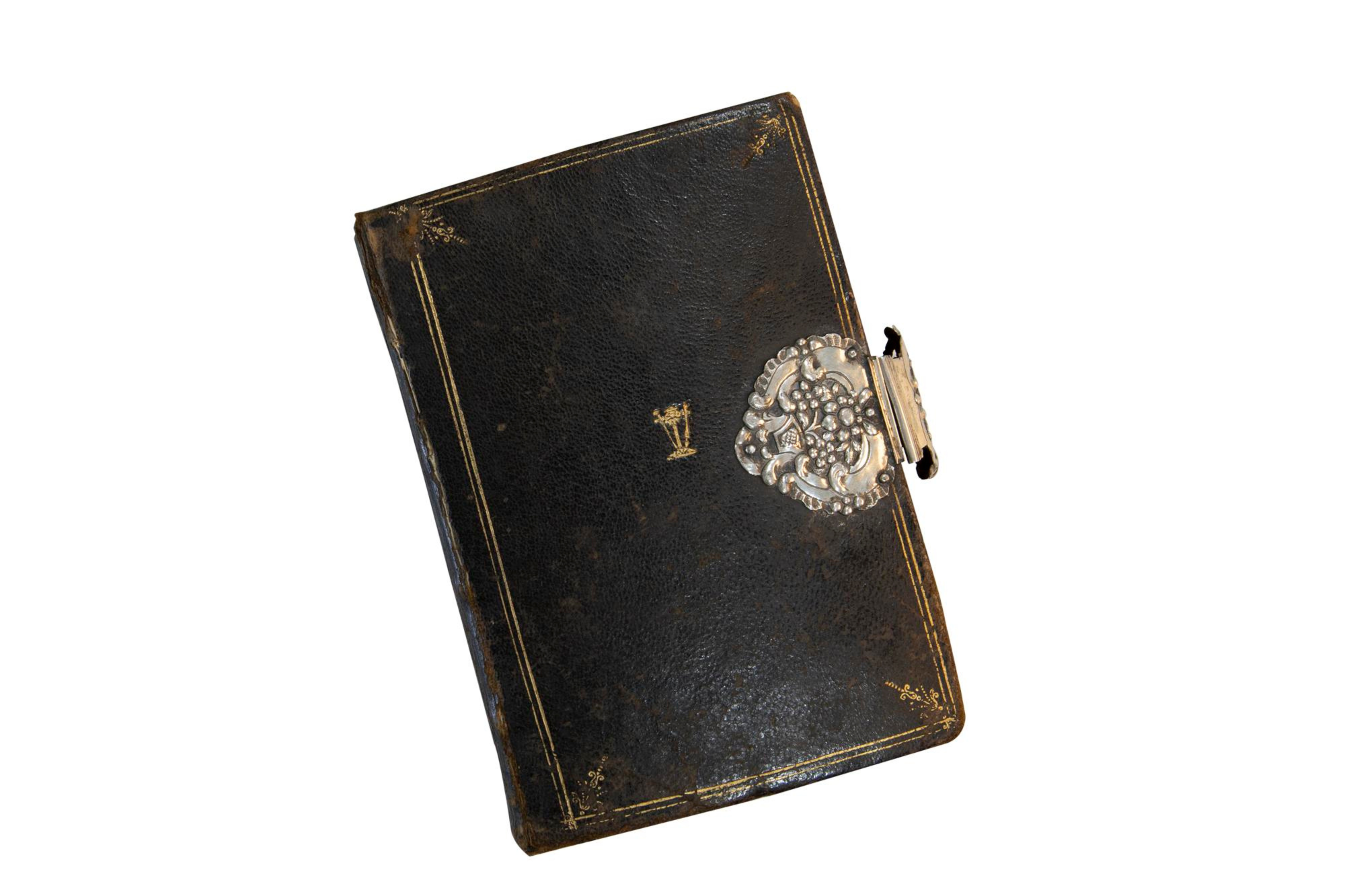 Livro fechado com capa em pele e fechos de prata