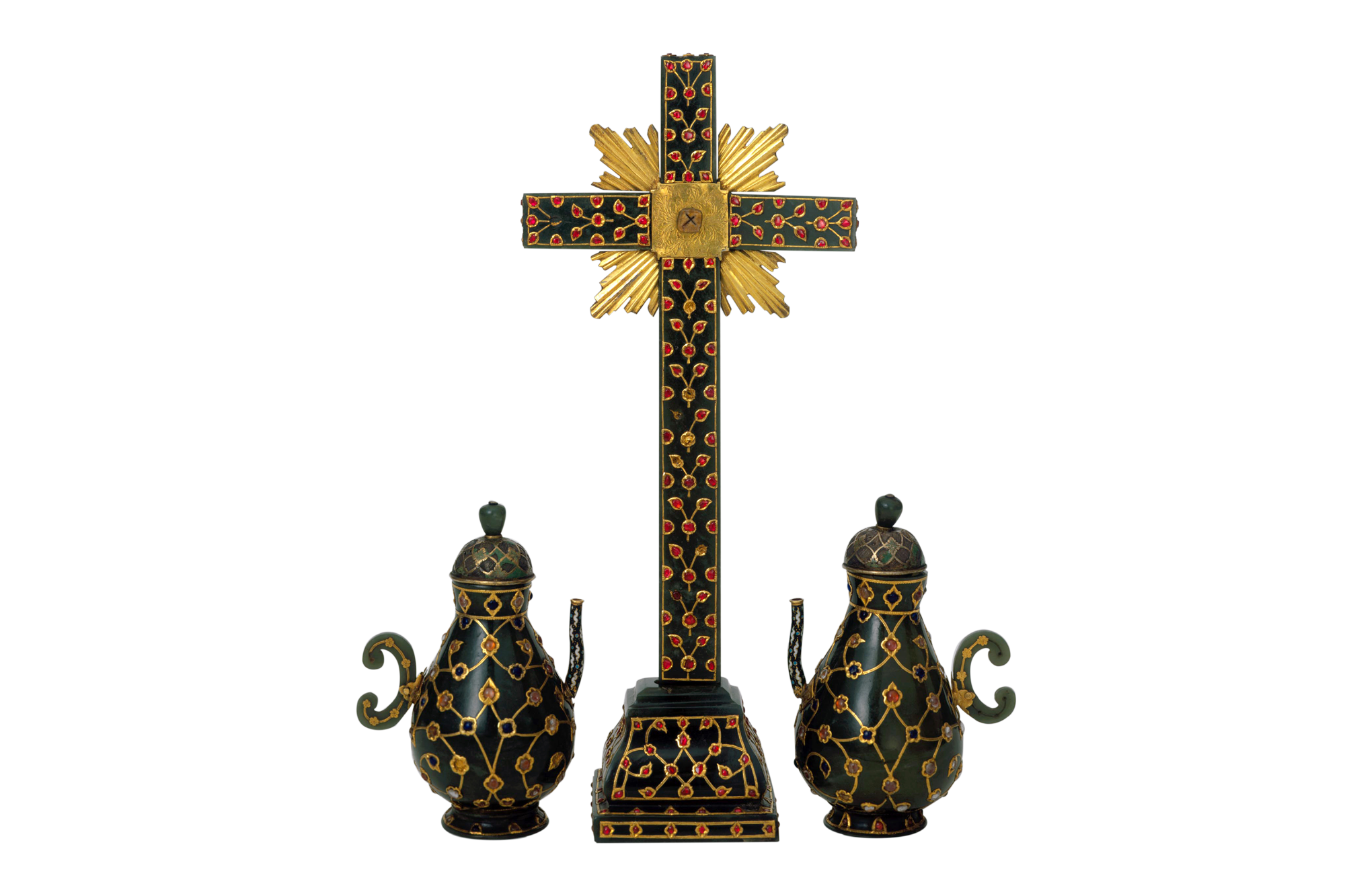 Conjunto de ourivesaria composto por relicário do Santo Lenho em cruz e par de galhetas eucarísticas