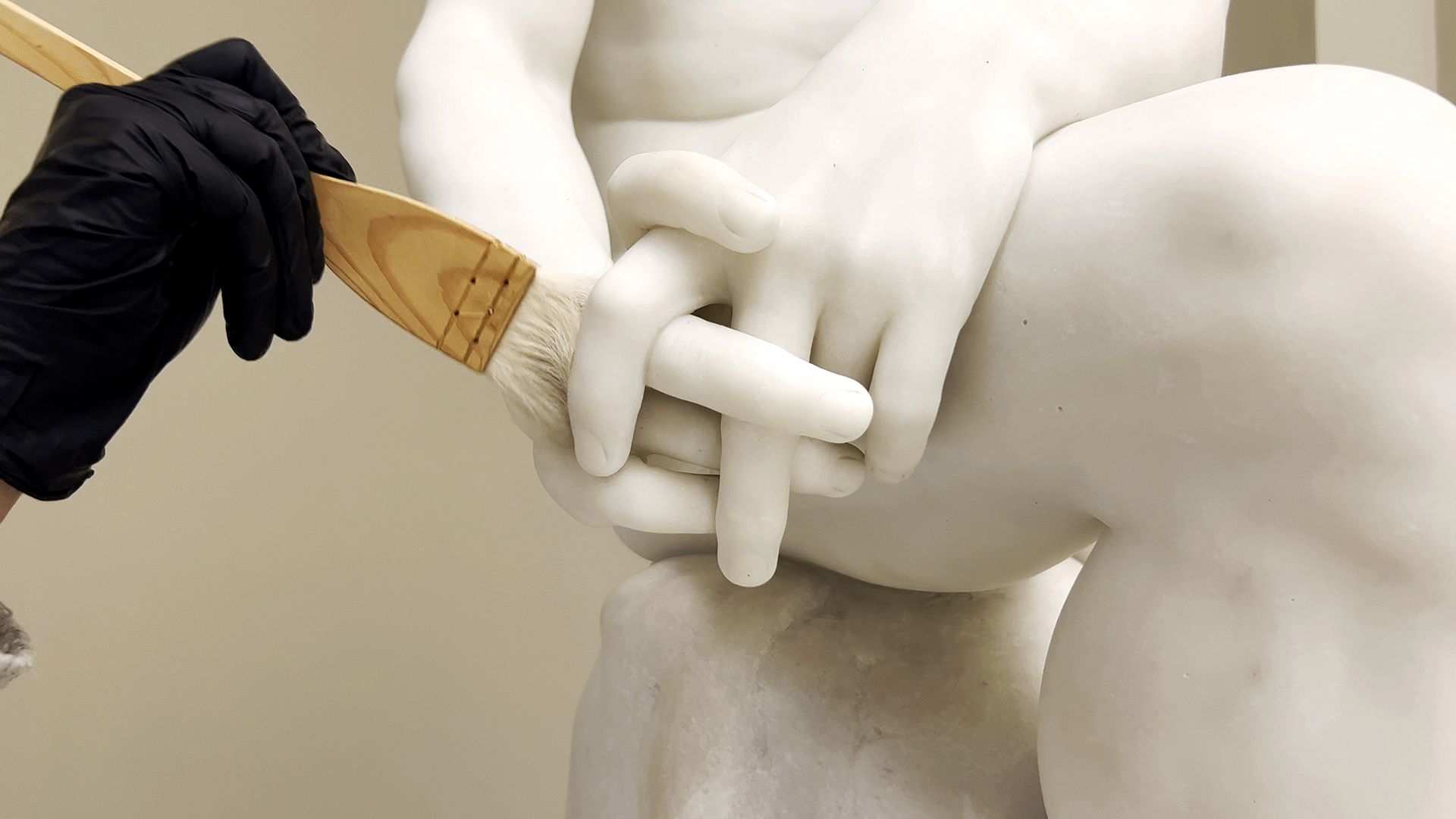 Pormenor da escultura O Desterrado
