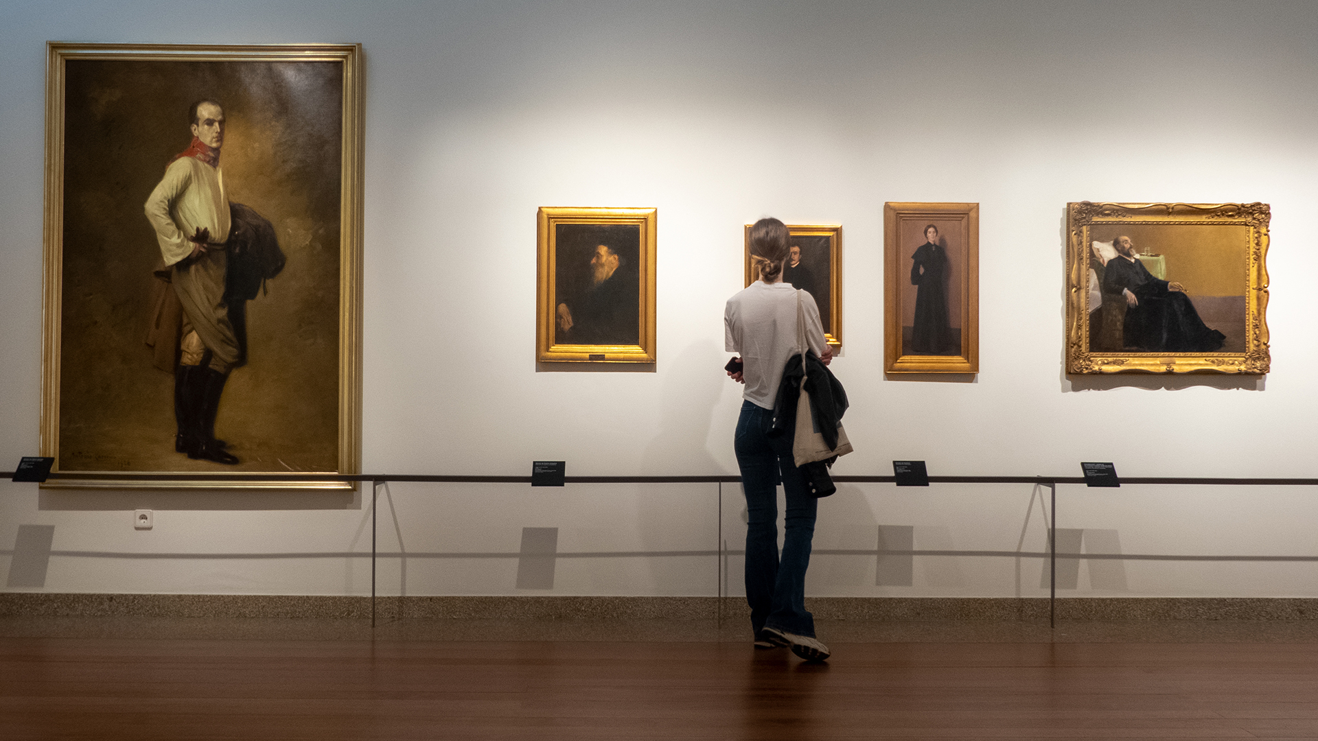 Visitante na exposição de longa duração