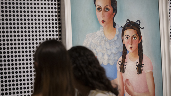 Visitantes na exposição Portreto de la Animo
